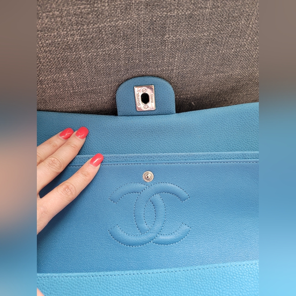 Chanel medium flap in caviar - Picture 11 of 13